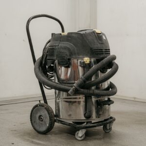 Czarny odkurzacz Karcher na białym tle