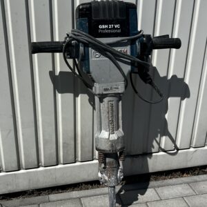 Młot wyburzeniowy Bosch na tle garażu