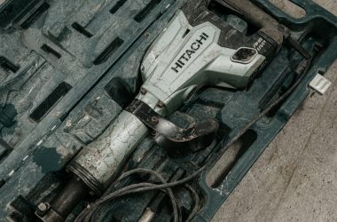 Elektryczny młot wyburzeniowy – kujacy – Hitachi – 2 Dokładniejsze zbliżenie na środek skrzynki