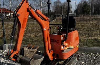 Minikoparka-jcb-8008-cts-pomaranczowa-main Pomarańczowa minikoparka jcb na żwirowym podłożu