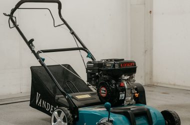 wertykulator-aerator-vander-vwv758-main Niebiesko czarny wertykulator na białym tle